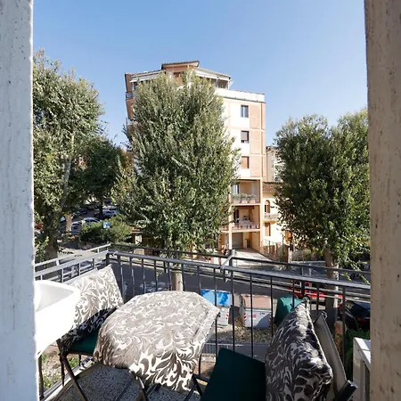 Uptown - Sabrina's Charming Apartamento Siena