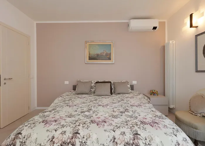 Apartment Uptown - Sabrina's Charming *