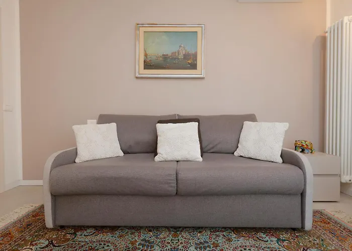 Apartment Uptown - Sabrina's Charming